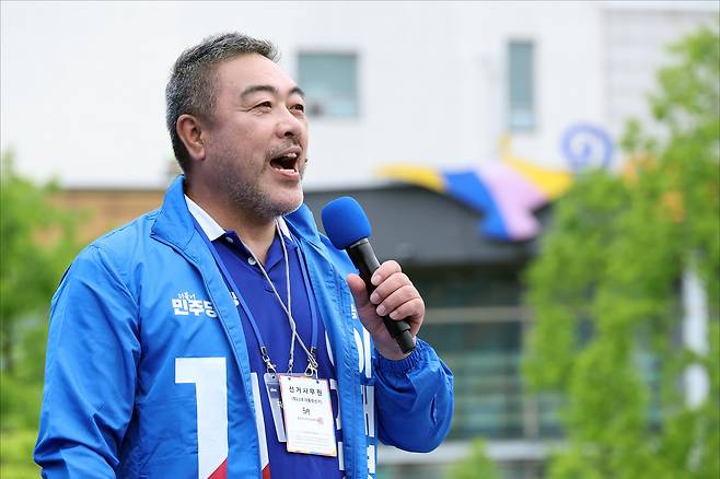 배우 이원종이 20일 오후 경기도 고양시 일산동구 일산문화공원에서 열린 이재명 더불어민주당 대선 후보 선거유세에서 이 후보에 대한 지지를 호소하고 있다. /남강호기자