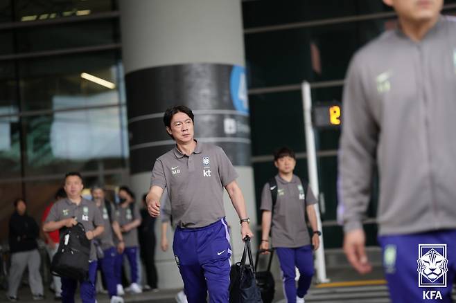 2026 FIFA 북중미 월드컵에 나서는 대한민국 축구 국가대표팀의 홍명보 감독이 18일(현지시간) 사전 훈련캠프가 차려진 미국 유타주 솔트레이크시티 국제공항에 도착해 이동하고 있다. 축구대표팀은 2주 동안 솔트레이크시티 사전 훈련캠프에서 고지대 적응 등 최종 담금질에 들어간다. (대한축구협회 제공) 2026.5.19 ⓒ뉴스1