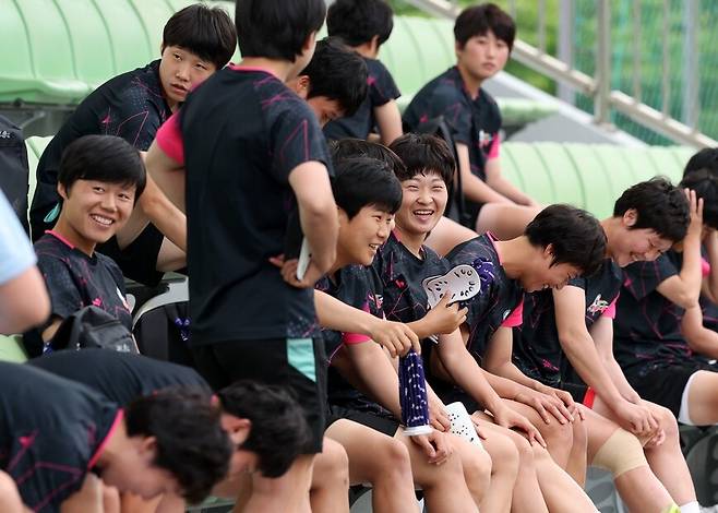 북한 내고향여자축구단 선수들이 19일 경기 수원시 수원월드컵경기장 보조경기장에서 밝은 표정으로 훈련을 준비하고 있다. 김영원 기자 forever@hani.co.kr