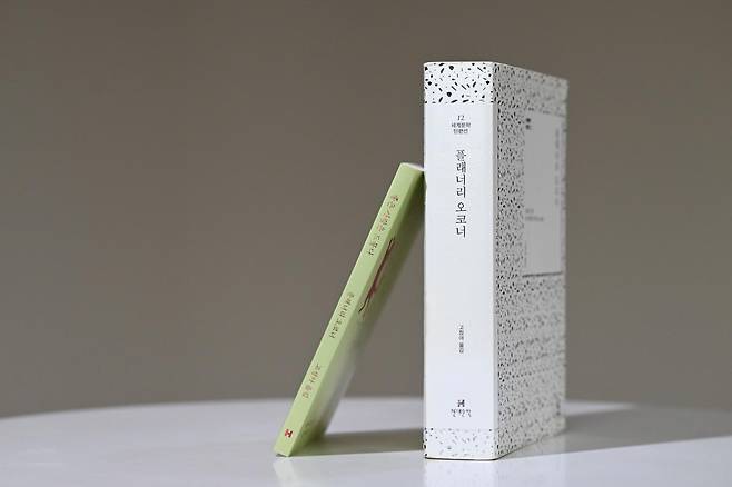 현대문학의 '세계문학 단편선' 제12권 '플래너리 오코너'(오른쪽)와 그 문고판 '미니미' 시리즈로 최근 출간된 플래너리 오코너의 '좋은 사람은 드물다'. 박지연 인턴기자
