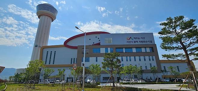 서산시 양대동에 들어선 자원회수시설. 서산시와 당진시에서 발생한 생활폐기물을 처리하는 이곳은 높이 94m의 전망대와 찜질방 등에 많은 시민이 찾으며 관광명소로 부상했다. 김방현 기자
