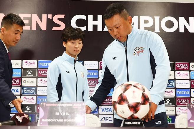 북한 내고향여자축구단 리유일 감독과 김경영이 19일 수원종합운동장에서 열린 아시아축구연맹(AFC) 여자 챔피언스리그(AWCL) 4강전 기자회견에 참석하고 있다. 공동취재