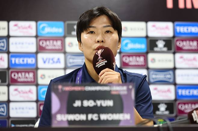 19일 경기도 수원종합운동장에서 열린 아시아축구연맹(AFC) 여자 챔피언스리그(AWCL) 4강 기자회견에서 수원FC 위민 지소연 선수가 질문에 답하고 있다. 공동취재
