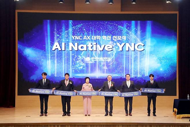 디지털 비전 선포 퍼포먼스를 마치고 박은호 선생, 차동길 회장, 한재숙 이사장, 이재용 총장, 송현직 교수, 전성문 학생회장(왼쪽부터)이 기념사진을 촬영하고 있다.