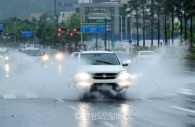 ▲ 많은 비에 물보라 일으키며 달리는 차량. 김정호 기자