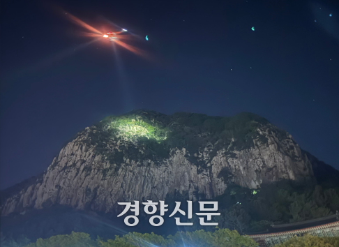 경찰·소방은 대규모 인력과 소방헬기를 동원해 수색한 결과 오후 9시55분쯤 A씨를 발견해 구조했다. 제주자치경찰단 제공