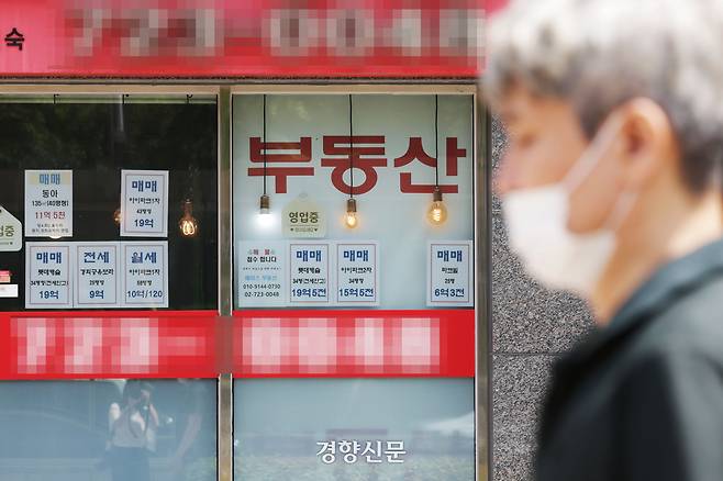 월세 가격 상승 및 전세 품귀 현상이 지속되고 있는 지난 18일 서울 종로구 한 공인중개소에 매매 매물 정보가 붙어 있다. 한수빈 기자