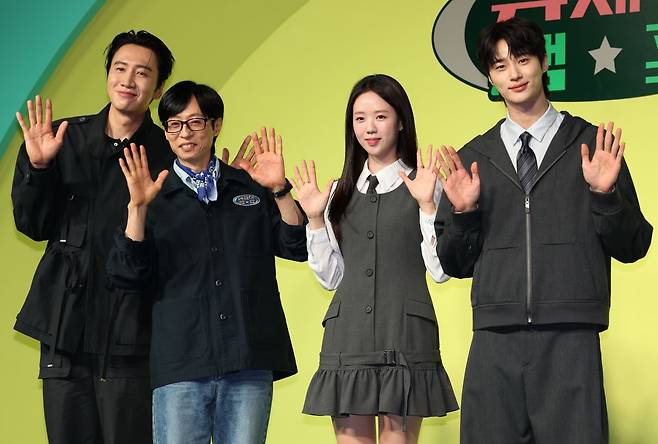 19일 서울 종로구 JW메리어트동대문스퀘어서울에서 열린 넷플릭스 예능 '유재석 캠프' 제작발표회에서 배우 변우석(오른쪽부터), 지예은, 코미디언 유재석, 배우 이광수가 포즈를 취하고 있다. 연합뉴스 제공