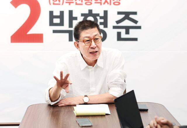 박형준 국민의힘 부산시장 후보가 18일 부산진구 선거사무소에서 국민일보와 인터뷰를 하고 있다. 박 후보는 전재수 더불어민주당 부산시장 후보를 향해 “시민을 기만하면 떳떳한 시장이 될 수 없다”며 “정직하지 못하다”고 주장했다. 박형준 후보 캠프 제공