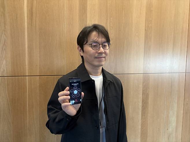김용태 뉴날 대표가 AI 운영체제(OS)가 탑재된 스마트폰 'V1'을 소개하고 있다.