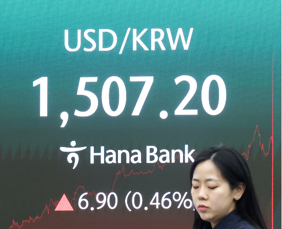 원·달러 환율이 다시 1500원대를 기록한 19일 오후 서울 중구 하나은행 본점 딜링룸 전광판에 원·달러 환율이 표시되고 있다. (뉴스1)
