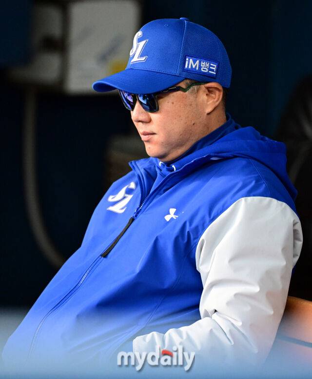 2026년 4월 29일 오후 서울 잠실구장에서 열린 '2026 신한 SOL KBO리그' 삼성 라이온즈와 두산 베어스 경기. 삼성 박진만 감독이 류지혁이 자신의 파울 타구에 맞는 부상을 당하자 아쉬워하고 있다./마이데일리