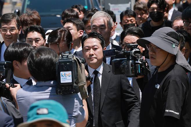 국민의힘 장동혁 대표가 18일 광주 5·18 민주광장에서 열린 제46주년 5·18 민주화운동 기념식 참석을 마치고 차량으로 향하고 있다. 연합뉴스