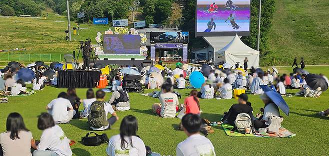 2026 ‘댕댕트레킹’ 메인 행사가 열린 잔디광장. 참가자들이 강형욱 훈련사의 맞춤 코칭을 듣고 있다. 박윤희 기자