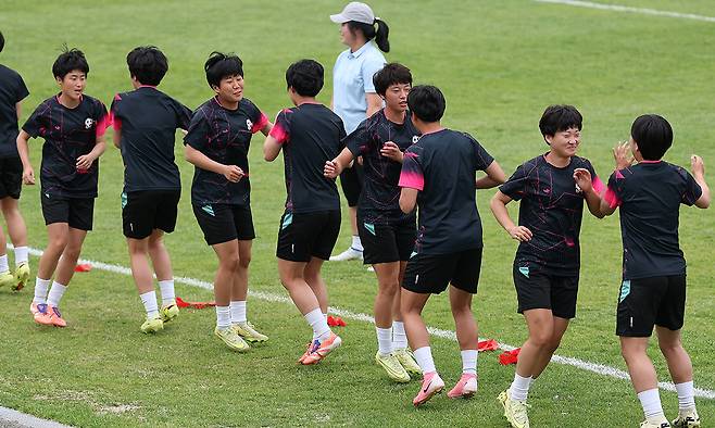 아시아축구연맹(AFC) 여자 챔피언스리그(AWCL) 4강 토너먼트에 출전하는 내고향여자축구단 선수들이 19일 수원 팔달구 수원월드컵경기장 보조경기장에서 훈련하고 있다. 연합뉴스