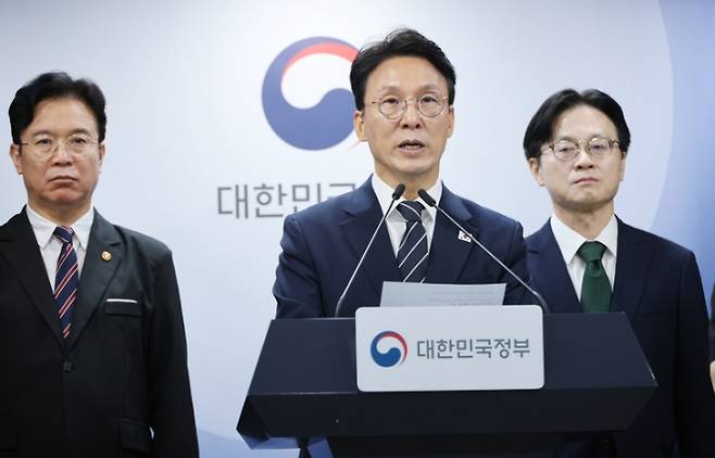 김민석 국무총리가 지난 17일 서울 종로구 정부서울청사에서 삼성전자 파업 관련 대국민 담화를 하고 있다. 왼쪽부터 김영훈 고용노동부 장관, 김 총리, 김정관 산업통상부 장관. 연합뉴스
