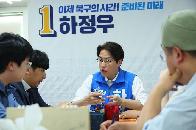 하정우 더불어민주당 부산 북구갑 국회의원 보궐선거 후보가 19일 부산 북구 선거사무소에서 부산 AI기업 간담회를 갖고 있다. 부산 연합뉴스