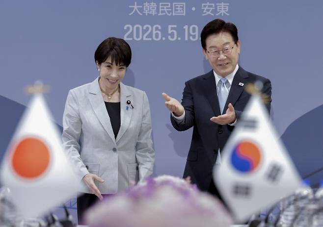 자리 안내하는 이재명 대통령 - 이재명 대통령이 19일 경북 안동 한 호텔에서 열린 확대 정상회담에서 다카이치 사나에 일본 총리와 악수한 뒤 자리를 안내하고 있다. 2026.5.19 연합뉴스