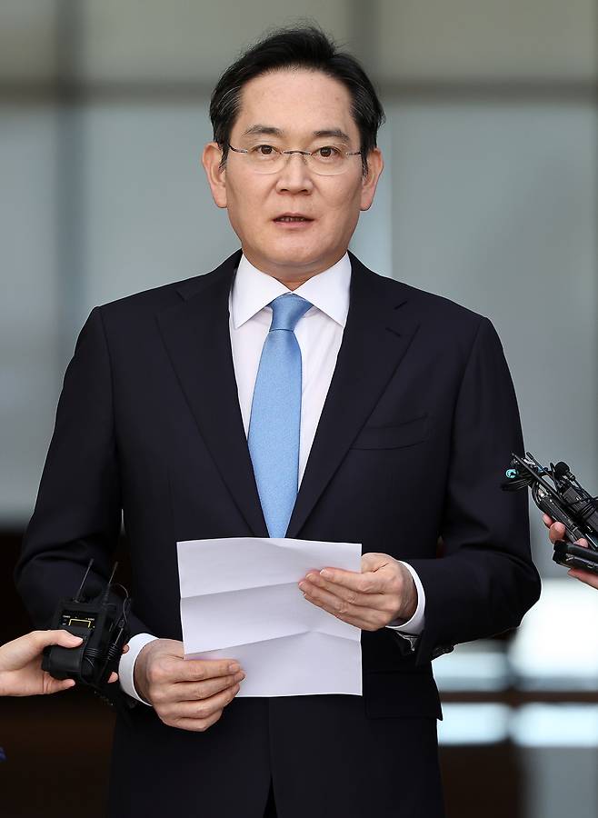 해외 출장을 마치고 귀국한 이재용 삼성전자 회장이 16일 서울 김포비즈니스항공센터(SGBAC)에서 입장문을 읽고 있다. 연합뉴스