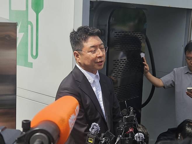 스타벅스 코리아가 5·18 폄훼 이벤트로 물의를 빚고 있는 가운데 김수완 신세계그룹 부사장이 19일 광주 서구 쌍촌동 5·18기념문화센터를 찾아 입장을 밝히고 있다. 광주=박지훈 기자