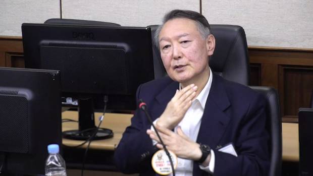 윤석열 전 대통령이 지난달 16일 서울 서초구 서울중앙지방법원에서 열린 특수공무집행방해, 범인도피교사, 직권남용 권리행사방해 혐의 등 사건에 대한 1심 선고 공판에 출석해 피고인석에 앉아 있다. 사진제공=서울중앙지법