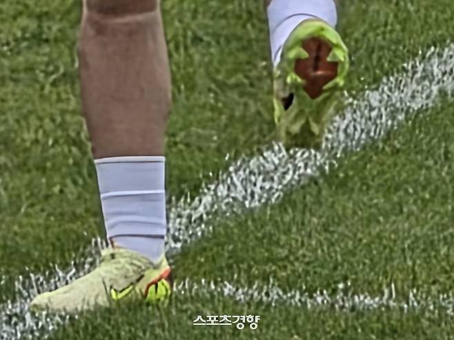 내고향여자축구단 선수들이 착용한 나이키 축구화. 수원 | 윤은용 기자