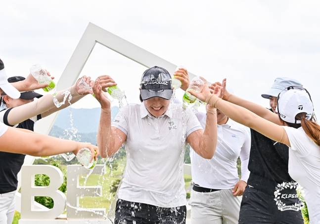 김도희E(가운데)가 19일 'KLPGA 2026 다산베아채 골프앤리조트 점프투어 with SBS골프 5차전'에서 우승을 차지한 뒤 동료들로부터 축하 물 세례를 받고 있다. /사진=KLPGA 제공