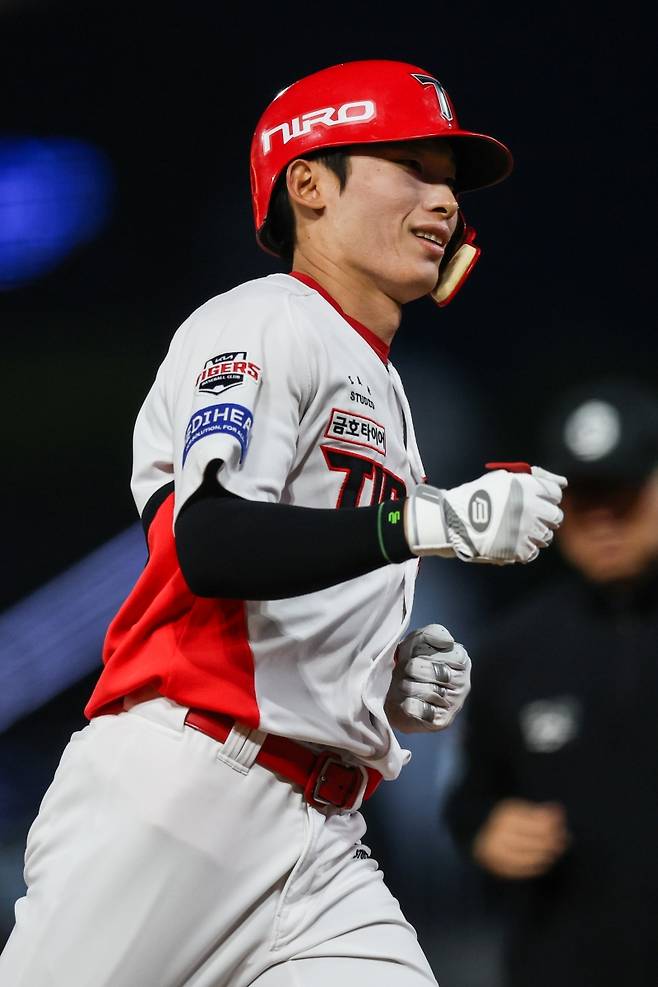 19일 오후 광주-KIA챔피언스필드에서 열린 '2026 신한 SOL KBO리그' LG 트윈스와 KIA 타이거즈의 경기, 8회말 무사 1루 KIA 김호령이 투런 홈런을 때린 뒤 그라운드를 돌고 있다. KIA 타이거즈