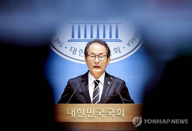 강준현, "정청래 테러 모의 제보, 수사 의뢰" (서울=연합뉴스) 배재만 기자 = 더불어민주당 강준현 선대위 공보단장이 17일 국회 소통관에서 긴급 기자회견을 열고 "정청래 암살단 모집 등 실체를 알 수 없는 SNS 단체방에서 집단적인 테러 모의가 이뤄지고 있다는 제보가 잇따라 접수되고 있다"며 "경찰에 신속한 수사 의뢰와 함께 철저한 신변 보호 요청했음을 알린다"고 밝히고 있다. 2026.5.17 scoop@yna.co.kr
