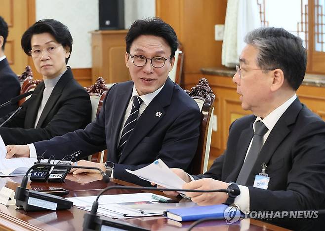 장재훈 현대차 부회장과 인사 나누는 김민석 총리 (서울=연합뉴스) 이정훈 기자 = 김민석 국무총리가 11일 서울 종로구 정부서울청사에서 열린 새만금·전북 대혁신TF 킥오프 회의에서 장재훈 현대자동차 부회장과 인사를 나누고 있다. 2026.3.11 uwg806@yna.co.kr