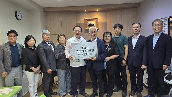 무소속 신원주 안성시장 후보가 안성문화원 관계자와 함께 문화예술 발전을 약속하고 있다.<안성문화원 제공>