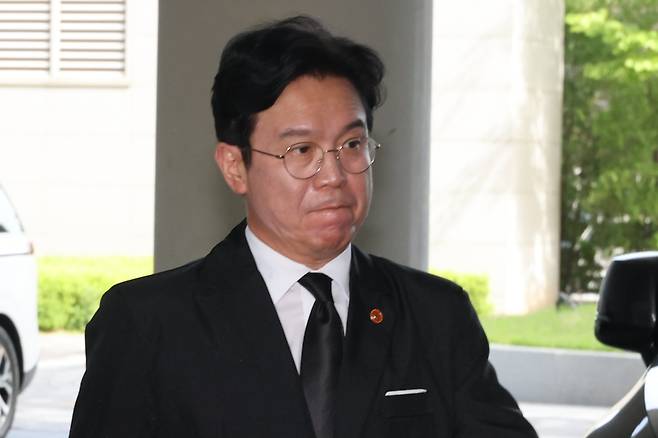 지난 18일 김영훈 고용노동부 장관이 삼성전자 노사 임금 협상을 위한 2차 사후조정 절차가 진행 중인 정부세종청사 고용노동부에 도착해 집무실로 들어가고 있다. 연합뉴스