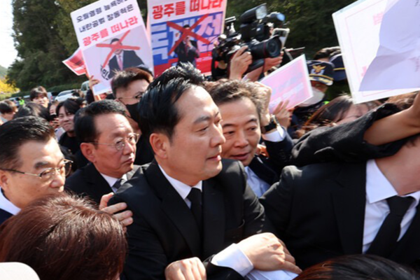 국민의힘 장동혁 대표가 지난해 11월6일 오후 광주 북구 국립5·18민주묘지에서 참배를 시도하고 있다. 연합뉴스
