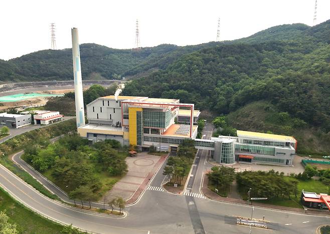 구미시 환경자원화 시설이 에너지 회수 효율 개선사업으로 ‘소각열 에너지 회수효율 인증’을 받아 매년 2억원의 예산을 절감하게 됐다. /구미시 제공