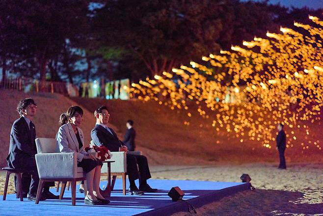 ▲ 이재명 대통령과 다카이치 사나에 일본 총리가 19일 경북 안동 하회마을에서 선유줄불놀이를 보고 있다. 연합