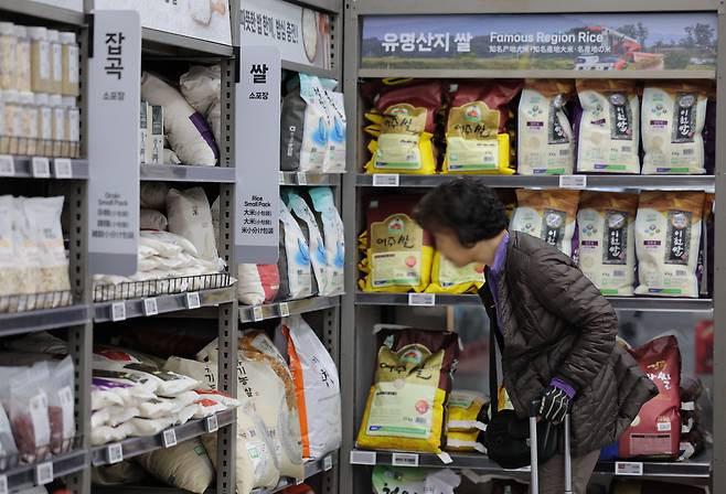 중동전쟁이 장기화하면서 지난달 세계식량가격이 곡물, 유지류, 육류 가격을 중심으로 상승하며 관련 지수(130.7)가 3년 2개월 만에 최고 수준으로 높아진 가운데 10일 서울 시내 한 대형 마트 쌀,잡곡 등 곡물 코너 모습.(연합뉴스)