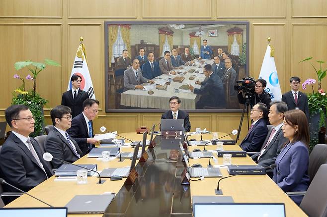 10일 서울 중구 한국은행 본관에서 열린 금융통화위원회 본회의에서 이창용 총재를 비롯한 금통위원들이 착석해 있다.(사진제공=한국은행)