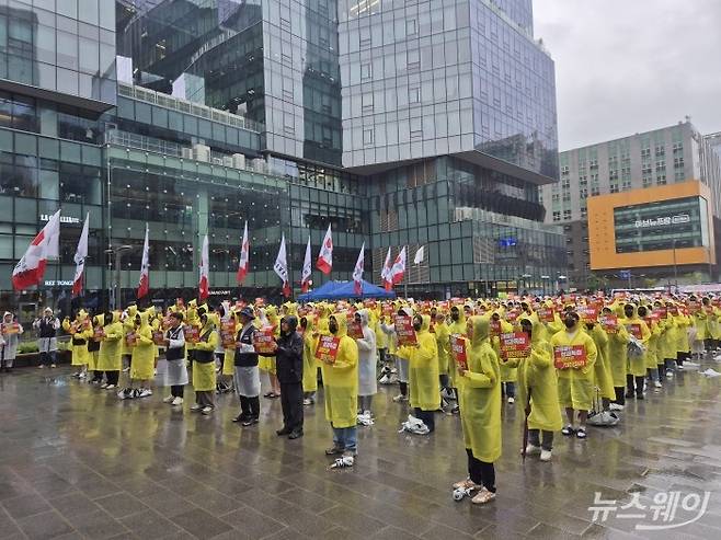 민주노총 전국화섬식품노조 카카오지회(카카오 노조)가 20일 정오께 경기 성남시 판교역 광장에서 결의대회를 개최하고 고용 안정과 성과 보상 체계 개편 등을 촉구했다. 사진=유선희 기자