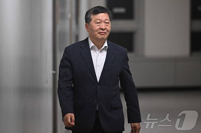 박수근 중앙노동위원회 위원장이 20일 새벽 정부세종청사 중앙노동위원회에서 열린 '삼성전자 2026년 2차 사후조정 2일차 회의'를 정회한 뒤 질의응답을 하기 위해 이동하고 있다.(공동취재) 2026.5.20 ⓒ 뉴스1 김기남 기자
