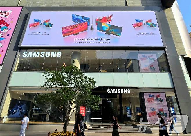 삼성전자가 글로벌 주요 랜드마크에서 '삼성 비전 AI' 옥외 광고를 통해 'AI TV=삼성' 입지를 굳히고 있다고 12일 밝혔다. 사진은 삼성전자가 중국 상해 홍이 인터내셔널 플라자에서 진행하는 '삼성 비전 AI' 옥외광고 모습. (삼성전자 제공. 재판매 및 DB 금지) 2025.5.12 ⓒ 뉴스1