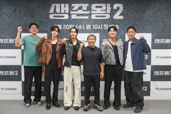 (왼쪽부터) 윤종호 PD, 더보이즈 영훈, 육준서, 김병만, 김종국, 이승훈 CP /사진제공=TV조선