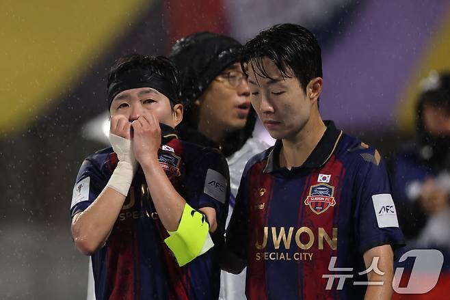 20일 경기 수원시 수원종합운동장에서 열린 2025-2026 아시아축구연맹(AFC) 여자 챔피언스리그(AWCL) 4강 수원FC 위민과 북한 내고향여자축구단의 경기에서 수원 지소연이 2대1 패배 후 아쉬원하고 있다. 2026.5.20 ⓒ 뉴스1 박지혜 기자