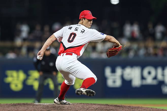 KIA 곽도규가 19일 광주-기아 챔피언스 필드에서 열린 2026 KBO리그 정규시즌 LG전 8회초 등판해 역투하고 있다. 사진 | KIA 타이거즈