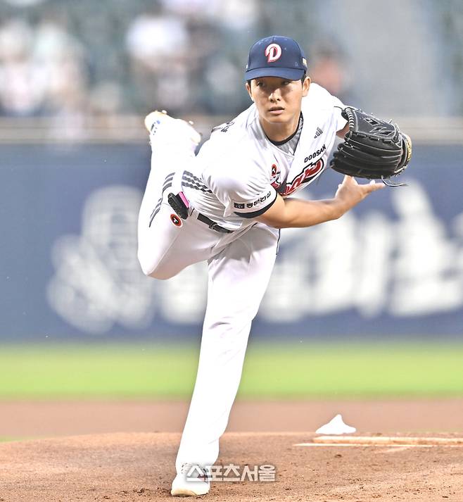 두산 선발투수 최민석이 19일 서울 잠실구장에서 열린 2026 KBO리그 NC전에서 역투하고 있다. 잠실 | 최승섭기자 thunder@sportsseoul.com