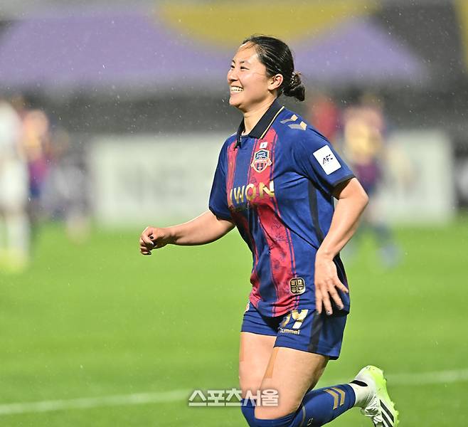 수원FC 위민 하루히가 20일 수원종합운동장에서 열린 2025~2026 아시아축구연맹(AFC) 여자 챔피언스리그(AWCL) 4강전 북한 내고향여자축구단과 경기에서 골을 넣은 후 환호하고 있다. 2026. 5. 20. 수원 | 최승섭기자 thunder@sportsseoul.com