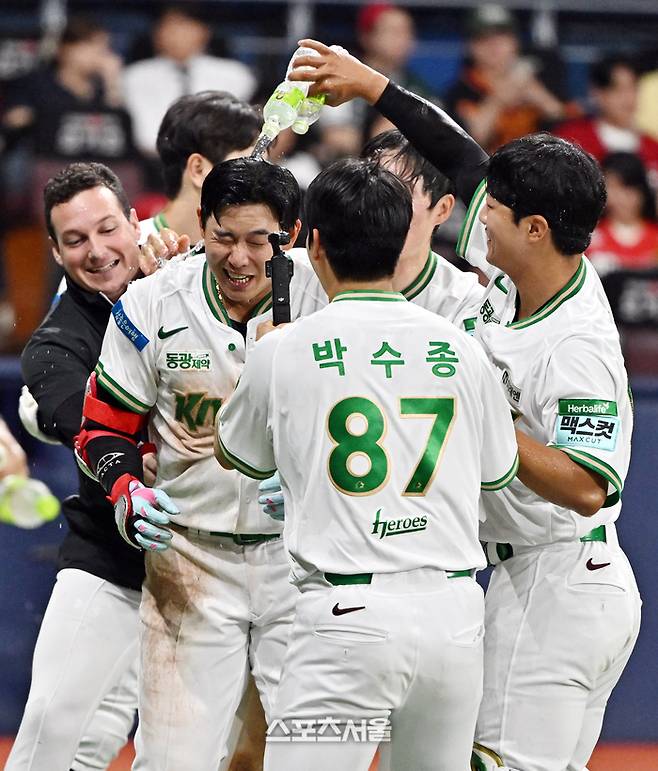 키움 김웅빈(가운데)이 19일 서울 고척스카이돔에서 열린 2026 KBO리그 SSG전 9회말 1사 SSG 조병현을 상대로 끝내기 홈런을 친 뒤 동료들의 축하 물세례를 맞고 있다. 고척 | 박진업 기자 upandup@sportsseoul.com