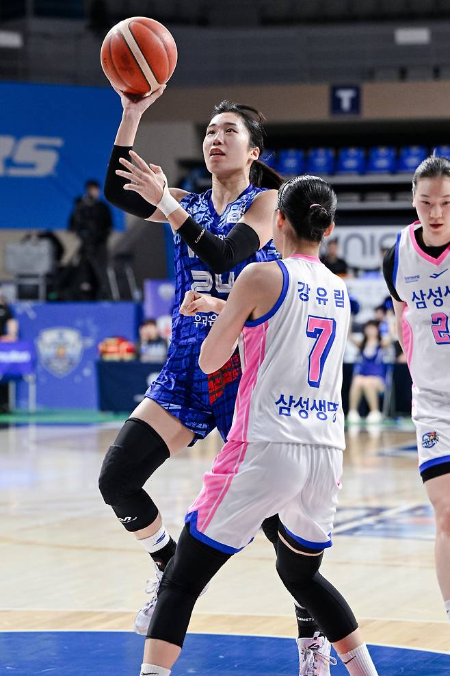 이다연이 지난 2월 15일 아산이순신체육관에서 열린 우리은행과 삼성생명의 경기에서 골밑슛을 시도하고 있다. 이다연은 맞트레이드를 통해 삼성생명으로 이적하게 됐다.