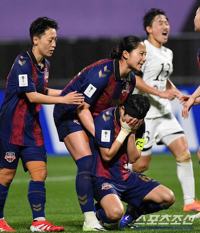 20일 수원종합운동장에서 열린 2025-2026시즌 아시아축구연맹(AFC) 여자 챔피언스리그(AWCL) 내고향여자축구단과 수원FC위민의 준결승전. 수원FC위민 지소연이 페널티킥을 실축한 뒤 자책하고 있다. 수원=박재만 기자 pjm@sportschosun.com/2026.05.20/