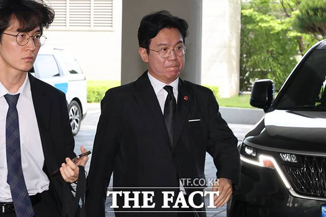 김영훈 고용노동부 장관이 18일 오후 삼성전자 노사 2차 사후조정 절차가 진행 중인 정부세종청사 고용노동부에 도착해 집무실로 들어가고 있다. /세종=임영무 기자