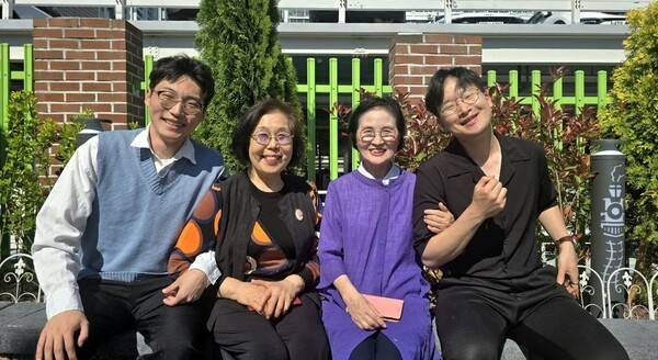 '사회적 가족'을 맺은 참가자들이 기념 사진을 촬영하고 있다/사진제공=신천지 부산야고보지파.